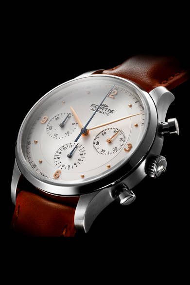 <strong>タイクーン クロノグラフ a.m.</strong><br />ケース｜ステンレススチール<br />直径｜41mm<br />厚さ｜13.59mm<br />ムーブメント｜自動巻き（Cal.DD2020）<br />機能｜クロノグラフ（30分積算計、12時間積算計）、日付表示<br />ストラップ｜カーフストラップ<br />防水｜5気圧<br />発売時期｜発売中<br />価格｜37万8000円<br />