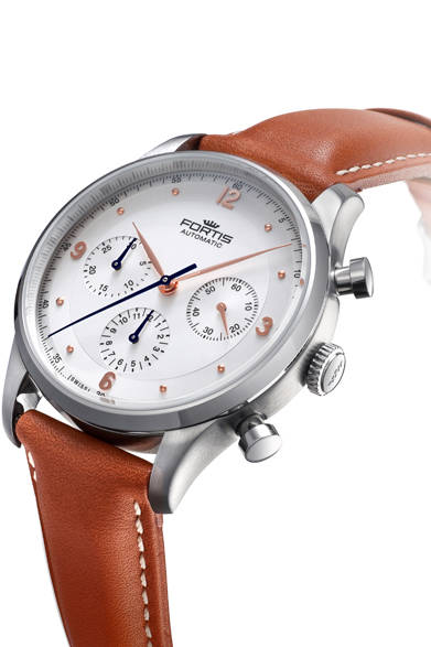 <strong>タイクーン クロノグラフ p.m.</strong><br /><br /> ケース｜ステンレススチール<br /> 直径｜41mm<br /> 厚さ｜13.59mm<br /> ムーブメント｜自動巻き（Cal.DD2020）<br /> 機能｜クロノグラフ（30分積算計、12時間積算計）、日付表示<br /> ストラップ｜レザー<br /> 防水性｜５気圧<br /> 発売時期｜今夏発売予定<br /> 予価｜37万8000円（税込み）<br />