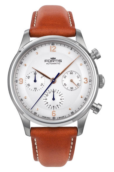 <strong>タイクーン クロノグラフ a.m.</strong><br />ケース｜ステンレススチール<br />直径｜41mm<br />厚さ｜13.59mm<br />ムーブメント｜自動巻き（Cal.DD2020）<br />機能｜クロノグラフ（30分積算計、12時間積算計）、日付表示<br />ストラップ｜カーフストラップ<br />防水｜5気圧<br />発売時期｜発売中<br />価格｜37万8000円<br />