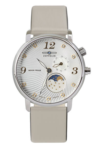 <strong>ツェッペリン ルナ</strong><br /><br /> ケース｜ステンレススチール<br /> 直径｜36mm<br /> ムーブメント｜クォーツ<br /> 機能｜日付表示<br /> ストラップ｜レザー<br /> 防水性｜５気圧<br /> 発売時期｜■■予定<br /> 予価｜■■万■■円<br />