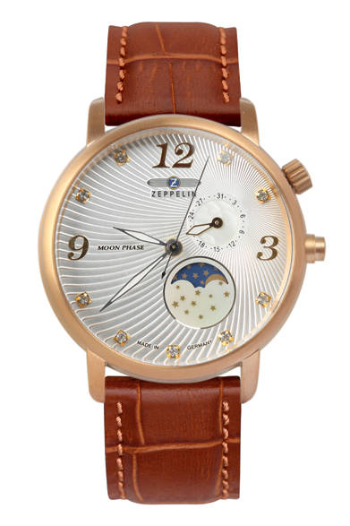 <strong>ツェッペリン ルナ</strong><br /><br /> ケース｜ローズゴールドPVD加工ステンレススチール<br /> 直径｜36mm<br /> ムーブメント｜クォーツ<br /> 機能｜日付表示<br /> ストラップ｜レザー<br /> 防水性｜５気圧<br /> 発売時期｜■■予定<br /> 予価｜■■万■■円<br />