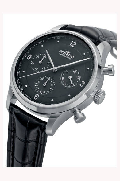 <strong>タイクーン クロノグラフ p.m.</strong><br />ケース｜ステンレススチール<br />直径｜41mm<br />厚さ｜13.59mm<br />ムーブメント｜自動巻き（Cal.DD2020）<br />機能｜クロノグラフ（30分積算計、12時間積算計）、日付表示<br />ストラップ｜カーフストラップ<br />防水｜5気圧<br />発売時期｜発売中<br />価格｜37万8000円<br />