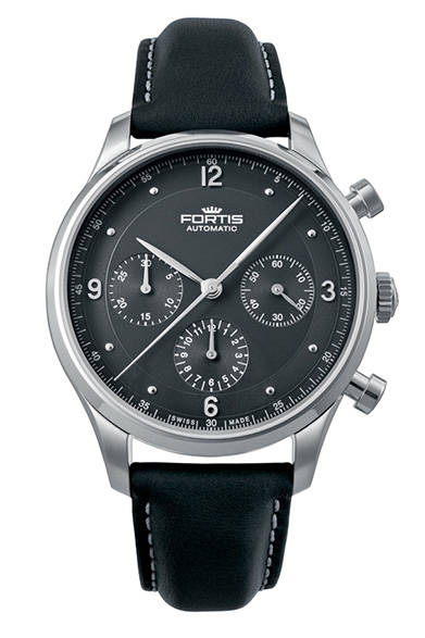 <strong>タイクーン クロノグラフ p.m.</strong><br />ケース｜ステンレススチール<br />直径｜41mm<br />厚さ｜13.59mm<br />ムーブメント｜自動巻き（Cal.DD2020）<br />機能｜クロノグラフ（30分積算計、12時間積算計）、日付表示<br />ストラップ｜カーフストラップ<br />防水｜5気圧<br />発売時期｜発売中<br />価格｜37万8000円<br />