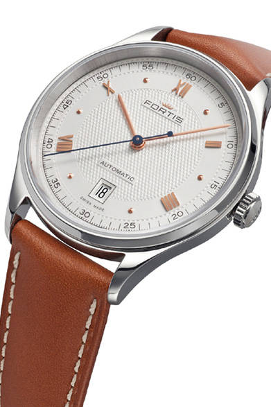 <strong>ナイティーン・フォルティス</strong><br />ケース｜ステンレススチール<br />直径｜40mm<br />厚さ｜7.35mm<br />ムーブメント｜自動巻き（Cal.2892-A2）<br />機能｜日付表示<br />ストラップ｜カーフストラップ<br />防水｜5気圧<br />発売時期｜発売中<br />価格｜18万3600円<br />