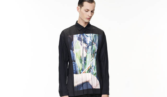 <strong>ISSEY MIYAKE MEN｜イッセイ ミヤケ メン</strong><br />「Code Unknown」シリーズ のTシャツ 2万1600円 ©FUJIWARA Satoshi