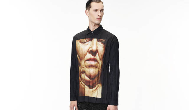 <strong>ISSEY MIYAKE MEN｜イッセイ ミヤケ メン</strong><br />「Code Unknown」シリーズ のTシャツ 2万1600円 ©FUJIWARA Satoshi