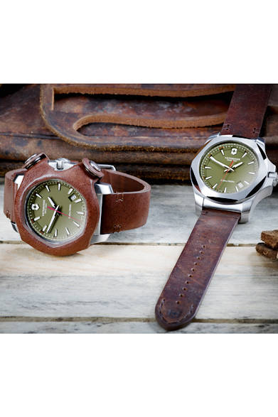 <strong>イノックス リメイド・イン・スイス</strong><br />ケース｜ステンレススチール＋着脱式ビンテージ・レザー製バンパープロテクター<br />直径｜43mm<br />ムーブメント｜クォーツ<br />機能｜日付表示<br />ストラップ｜ビンテージ・レザー（付替用グリーンラバーストラップ付属）<br />防水｜20気圧<br />限定数｜250本<br />発売時期｜2015年秋予定<br />価格｜12万9600円<br />