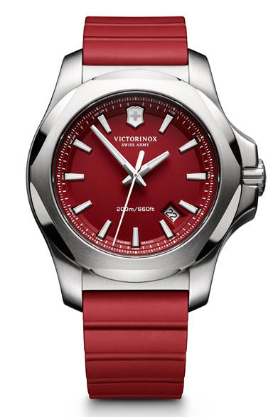 <strong>イノックス レッド</strong><br />ケース｜ステンレススチール＋着脱式ブラックプロテクターバンパー<br />直径｜43mm<br />ムーブメント｜クォーツ<br />機能｜日付表示<br />ストラップ｜ラバー<br />防水｜20気圧<br />発売時期｜発売中<br />価格｜7万7760円<br />