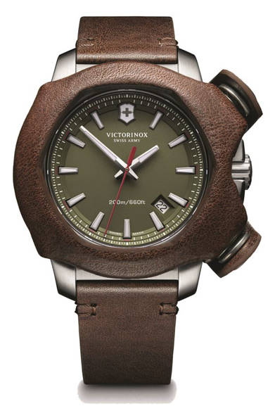 <strong>イノックス リメイド・イン・スイス</strong><br />ケース｜ステンレススチール＋着脱式ビンテージ・レザー製バンパープロテクター<br />直径｜43mm<br />ムーブメント｜クォーツ<br />機能｜日付表示<br />ストラップ｜ビンテージ・レザー（グリーンラバーストラップ付属）<br />防水｜20気圧<br />限定数｜250本<br />発売時期｜2015年秋予定<br />価格｜12万9600円<br />