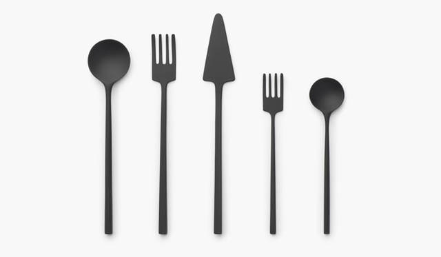 <strong>nendo｜ネンド</strong><br />「cs006（高岡銅器）」　富山県高岡市は約400年の歴史をもつ工芸の街で、高岡銅器は同市の代表的な伝統的工芸品の一つ。素材は、鉄、銅、錫、青銅などの合金やアルミニウムと多岐にわたり、加工技術においても多様な表現方法をもち、あらゆる鋳物製品をつくることができる。このカトラリーは、アルミニウムをウレタン焼付塗装で仕上げたもので、質感を強調するような丸、四角、三角という抽象的な形にして、持ち手の断面もそれぞれ丸、四角、三角に。こうすることでカトラリースタンドに立てたときもどれなのかがわかる。Photographs by IWASAKI Hiroshi