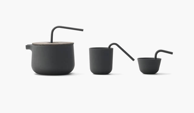 <strong>nendo｜ネンド</strong><br />「cs015（山形鋳物）」　ルーツを平安時代中ごろにまでさかのぼる山形鋳物は、その繊細な造りから、すでに江戸時代から全国的に知られていた。熱伝導率の良さは金属の特徴の一つであり、この鋳物でつくった急須とカップのセットは、飲むものの温かさを手で感じられるように、把手が器の中から伸びたテーブルウェアをデザイン。通常は木を組み合わせるなど熱が手に伝わりにくいように工夫するが、発想を転換して素材の特徴をプラスのものと捉えている。Photographs by IWASAKI Hiroshi