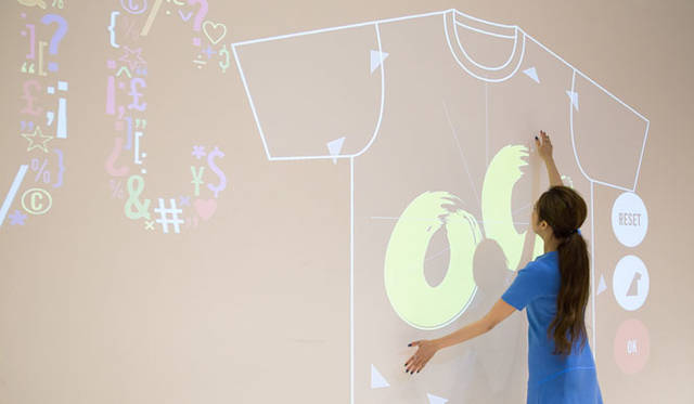 <strong>OPENING CEREMONY｜オープニングセレモニー</strong><br />teamLabと制作した「Sketch Wall（スケッチウォール）」