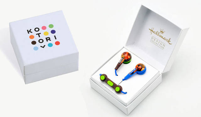 <strong>KOTORI｜コトリ</strong><br />コラボレーションイヤフォン「KOTORI 101 meets Hallmark」　アクセサリー箱のようなジュエルボックス型パッケージデザインはプレゼントにも最適　© Hallmark Cards, Inc.