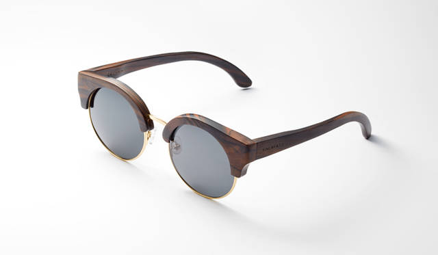 サングラス特集 <strong>FINLAY & CO.|フィンレー アンド コー</strong><br><br>ロンドン発のサングラスブランド「FINLAY & CO.」の新作からウッディな一本が登場。クルミ色のウッドを用いたレキシントンに、ラウンドのブラックレンズを組み合わせたクラッシックなデザイン。4万5360円 OPENING CEREMONY/オープニングセレモニー Tel. 03-5466-6350