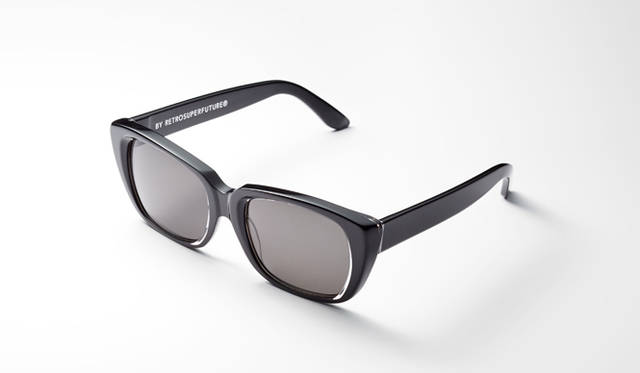 サングラス特集 <strong>SUPER BY RETROSUPERFUTURE|スーパー バイ レトロスーパーフューチャー</strong><br><br>「スーパー バイ レトロスーパーフューチャー」から刺激なデザインが登場。一見シンプルなオールブラックのサングラスは、レンズが浮いているようなトロンプルイユ仕様が仕掛けている。コーディネイトをトランスフォームしてくれる、近未来的なモードアクセサリー。4万3632円 Diptrics Tel. 03-3409-0089