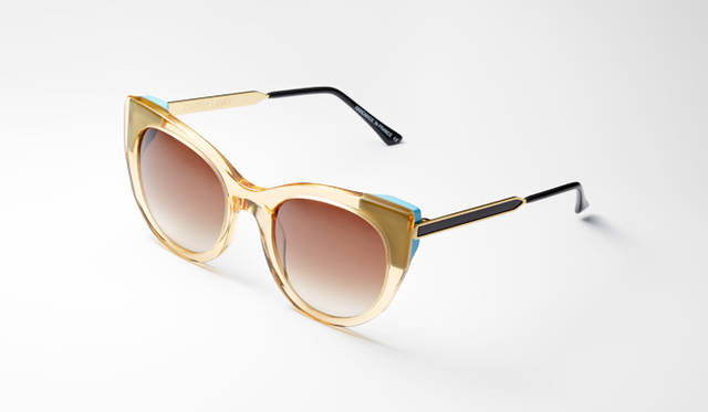 サングラス特集 <strong>THIERRY LASRY|ティエリー ラスリー</strong><br><br>フィーチャリスティック ヴィンテージをテーマに、2006年に誕生したセレブティーが愛するパリ発のアイウェアブランド「THIERRY LASRY(ティエリー ラスリー)」。透き通ったアセテート製のイエロー テンプルがフレッシュな雰囲気に。フレームに水色のワンポイントを加えて夏らしさを満点に。4万7520円 サンライズ Tel.03-6427-2980