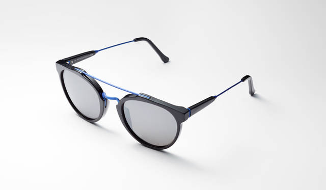 サングラス特集 <strong>SUPER BY RETROSUPERFUTURE|スーパー バイ レトロスーパーフューチャー</strong></a><br><br>デザイナーのDaniel Beckermanが手がけたミラノ発のサングラスブランド「スーパー バイ レトロスーパーフューチャー」。カニエ・ウェストやレディ・ガガ、ディビッド・ベッカムなど多くのセレブたちが愛用している。マットブルーのブリッジとテンプルで、直線美を際立ちデザインに。4万3632円 Diptrics Tel. 03-3409-0089