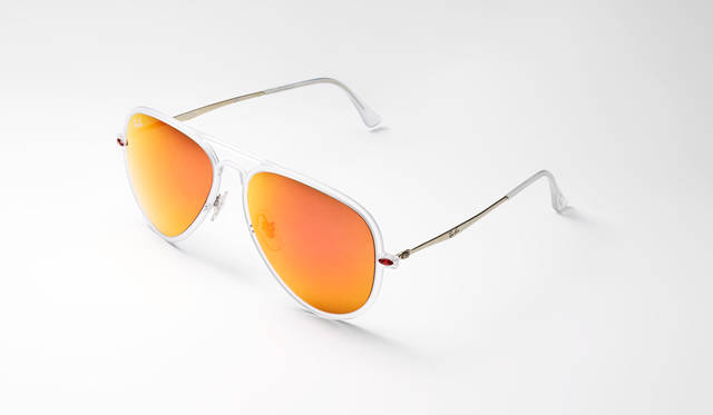 OPENERS0619_18347 <strong>RAY-BAN|レイバン</strong><br><br>パイロットのフレームに、ヴィヴィッドなオレンジミラーレンズで組み立てたレイバンの「Aviator Light Ray」。エッジを効かせたコーディネイトにぴったりなアクセントとなる。2万8080円 ミラリ ジャパン Tel. 03-5428-1030