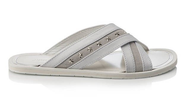 <strong>JIMMY CHOO｜ジミー チュウ</strong><br />2015 PRE FALL COLLECTION　レザーサンダルで初めてスタースタッズがストラップ部分にほどこされた新モデル。「WALLY（ウォーリー）」9万2880円