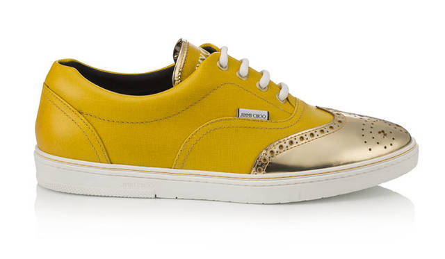 <strong>JIMMY CHOO｜ジミー チュウ</strong><br />2015 PRE FALL COLLECTION　鮮やかなレモンイエローのサフィアーノレザーにミラーレザーのパーフォレーションが特徴で、カジュアルながらドレッシーなコーディネートにも履きこなせる。「BRIAN（ブライアン）」9万2880円