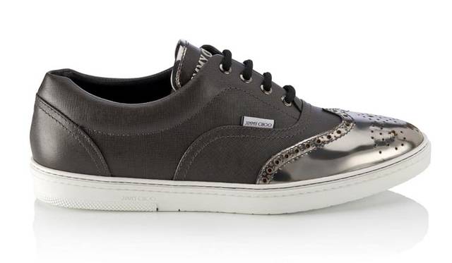 <strong>JIMMY CHOO｜ジミー チュウ</strong><br />2015 PRE FALL COLLECTION　スケートカルチャーからインスパイアされた人気モデル。「BRIAN（ブライアン）」9万2880円