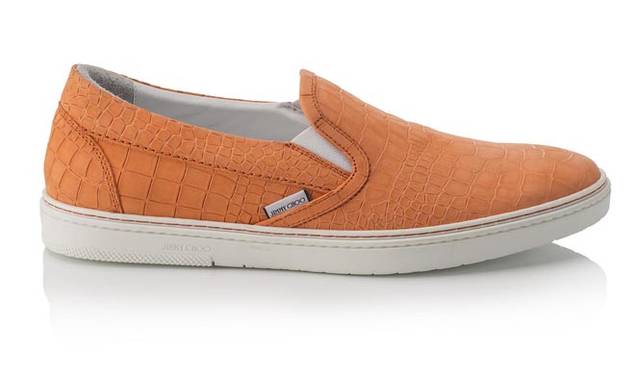 <strong>JIMMY CHOO｜ジミー チュウ</strong><br />2015 PRE FALL COLLECTION　春夏コレクションで登場した人気のクロコ型エンボスレザーに新色が登場。アプリコットカラーはポップな色合いながらユーズド感の印象も楽しめる。「GROVE（グローブ）」8万1000円