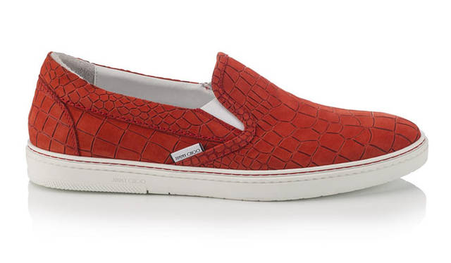 <strong>JIMMY CHOO｜ジミー チュウ</strong><br />2015 PRE FALL COLLECTION　定番のスリッポンスニーカーは新マテリアルとカラーのバリエーションが豊富にラインナップ。「GROVE（グローブ）」8万1000円