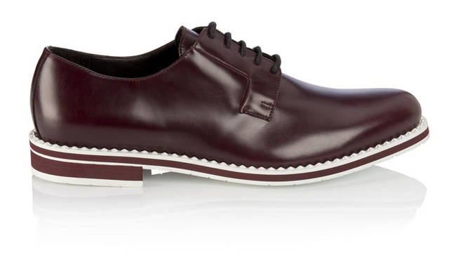 <strong>JIMMY CHOO｜ジミー チュウ</strong><br />2015 PRE FALL COLLECTION　ラウンドトゥのアラリックはメルローとホワイトの美しいカラーコンビネーションで登場。ラバーソール仕様なので履き心地も良い。「ALARIC（アラリック）」9万7200円