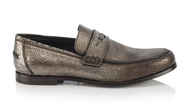 <strong>JIMMY CHOO｜ジミー チュウ</strong><br />2015 PRE FALL COLLECTION　毎シーズン異なるカラーバリエーションで登場するダーブレー。クラックをほどこしたメタリックレザーで登場。「DARBLAY（ダーブレー）」10万440円