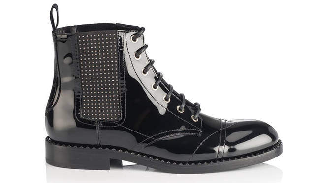 <strong>JIMMY CHOO｜ジミー チュウ</strong><br />2015 PRE FALL COLLECTION　エラススティック部位に細かなスタッズがほどこされ、ロックな印象のブーツ。「JULES（ジュールズ）」14万1480円