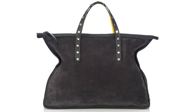 <strong>JIMMY CHOO｜ジミー チュウ</strong><br />2015 PRE FALL COLLECTION　独特なシルエットと軽量さで人気のゲイブル。インナーにはiPad miniが収納できるジップポケット付き。ハンドルにほどこされたスクエアスタッズとカラーコンビネーションにも注目。「GABLE（ゲイブル）」20万880円