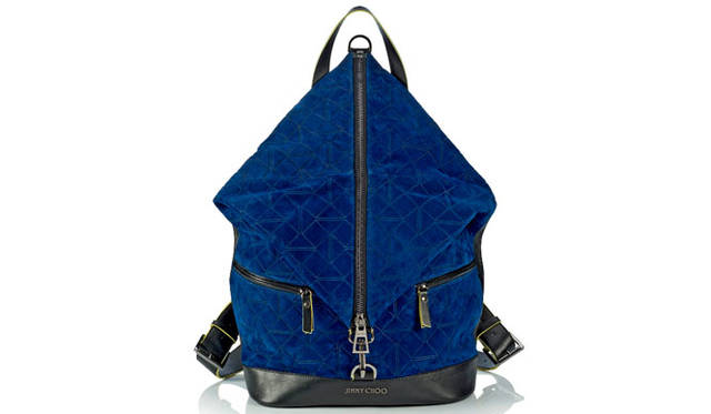 <strong>JIMMY CHOO｜ジミー チュウ</strong><br />2015 PRE FALL COLLECTION　大容量の収納で人気のバックパックがあたらしいマテリアルで登場。折り紙がデザインのインスピレーション源となったバッグは、留める位置によって形が変化する2ウェイ仕様。「FITZROY（フィッツロイ）」27万4320円
