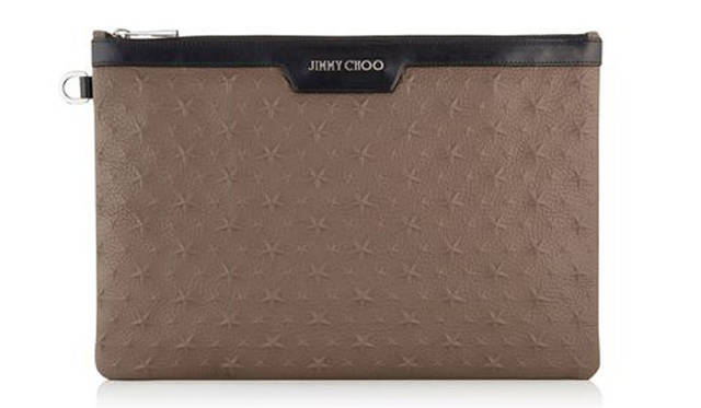 <strong>JIMMY CHOO｜ジミー チュウ</strong><br />2015 PRE FALL COLLECTION　人気のクラッチバッグはスターエンボスレザーで登場。「DREK（デレック）」13万8240円