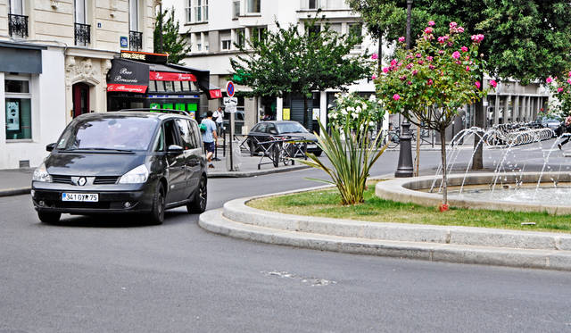 ロン・ポワンはルールを守って譲り合いの精神で運転