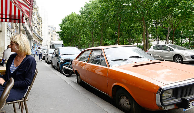 ものを大切にするフランス人。レトロなクルマも街に溶け込む