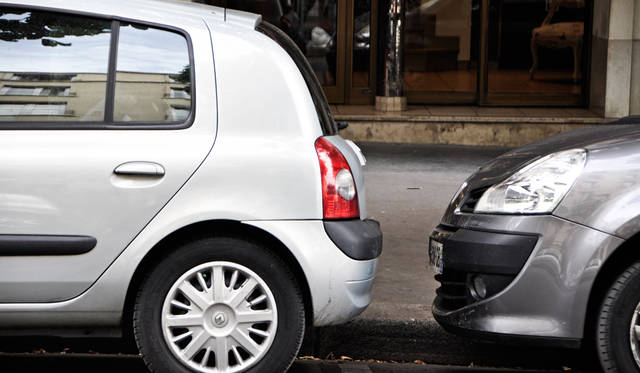 日本では考えられないような駐車方法。ある意味フランス人は自由
