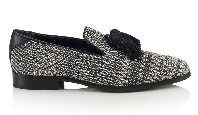 <strong>JIMMY CHOO｜ジミー チュウ</strong><br />2015 PRE FALL COLLECTION　ジミー チュウアイコニックなイブニングスリッパ「FOXLEY（フォクスレー）」が、プレフォールコレクションのテーマである“フレンチ・リビエラへバケーションに訪れるJIMMY CHOO MEN”を連想させるエスニック風のジャカード織ファブリックで登場。「FOXLEY（フォクスレー）」10万440円