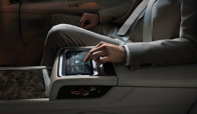 BMW 7 series|ビー・エム・ダブリュー 7シリーズ 025 エクスクルーシブ ラウンジパッケージのリアシートには、取り外し可能な7インチのタブレットコンピューターが備わり、このデバイスを用いて後席のゲストがシートポジションやエアコン、オーディオなどを操作可能