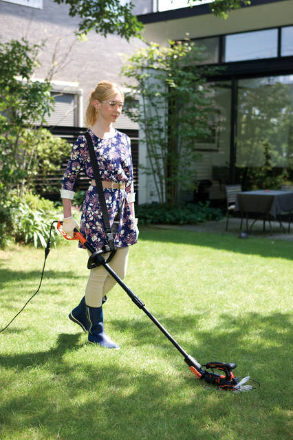 <strong>BLACK+DECKER｜ブラック・アンド・デッカー</strong><br />園芸工具「5in1ポールヘッジ＆芝生バリカン」　芝刈機モード（広範囲の芝刈り）