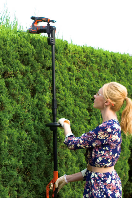 <strong>BLACK+DECKER｜ブラック・アンド・デッカー</strong><br />園芸工具「5in1ポールヘッジ＆芝生バリカン」　ポールヘッジトリマーモード（高所の庭木の剪定）