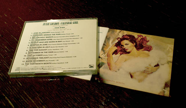 13月のビジュアルは『カレンダーガール』のライナーノーツの最後を飾る。端正な顔立ちと肉体にシルクのシーツに包まれるようなビジュアルとなっている。