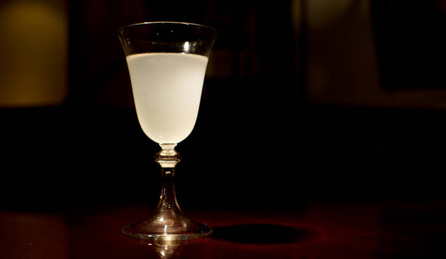 バカラのオールド。ステムがトランペット状に開いた形状は「トランペット脚」と呼ばれる、優雅さと美しさが特徴的なアンティークのグラスだ。