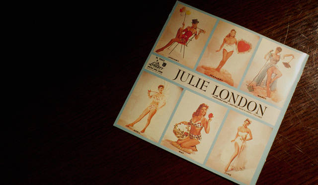 『カレンダーガール』のライナーノーツは、両面で12カ月の絵柄が成立するようなレイアウトになっている。こちらは1〜6月の妖艶なジュリー・ロンドンの姿。