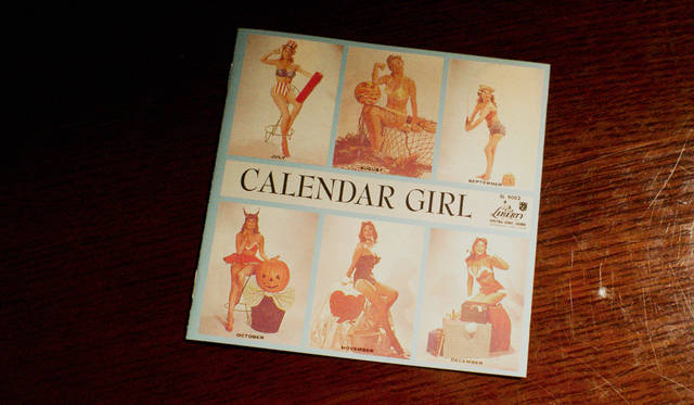 こちらは裏側となる7〜12月のポーズ。愛らしさと小悪魔的要素、そして大人の女性のしなやかさ、すべてを兼ね備えている。