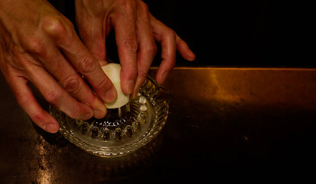 Bar OPENERSでは皮のえぐみがでないよう、絞るライムはあらかじめ皮むきがされたものを使っている。