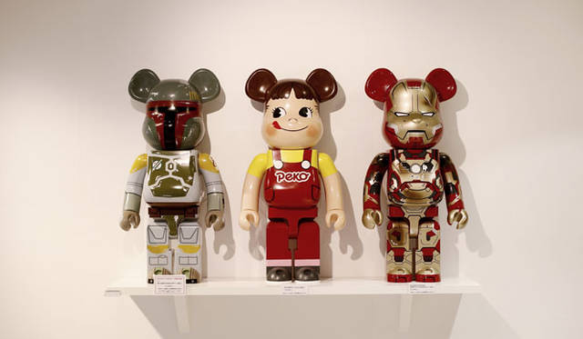 <strong>MEDICOM TOY｜メディコム・トイ</strong><br />「MEDICOM TOY EXHIBITION ’15」　BE＠RBRICK BOBA FETT 1000% MEDICOM TOY EXHIBITION 15’開催記念商品、BE＠RBRICK ペコちゃん 1000％、BE＠RBRICK IRON MAN MARK42 DAMAGE Ver. 1000％<br />© & ™ Lucasfilm Ltd. <br />© FUJIYA<br />© MARVEL