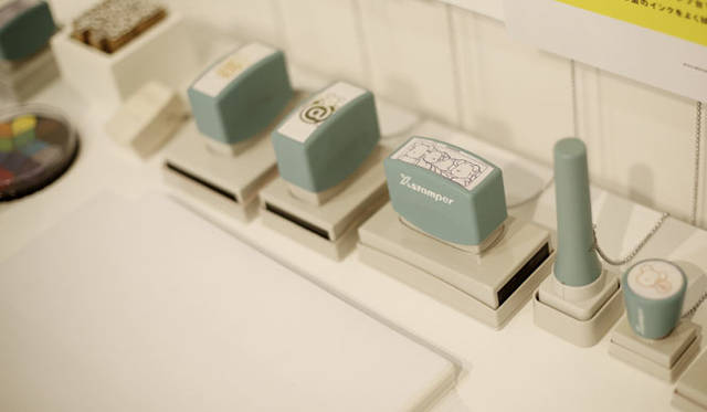 <strong>MEDICOM TOY｜メディコム・トイ</strong><br />「MEDICOM TOY EXHIBITION ’15」　来場記念のスタンプ<br />BE@RBRICK ™ & © 2001-2015 MEDICOM TOY CORPORATION. All rights reserved.