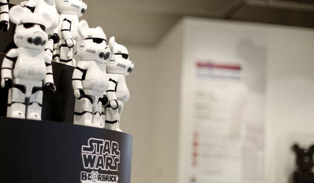 <strong>MEDICOM TOY｜メディコム・トイ</strong><br />「MEDICOM TOY EXHIBITION ’15」　BE@RBRICK STORMTROOPER™ CHROME Ver.400％（全高約280mm）頒布価格8640円　© & ™ Lucasfilm Ltd.