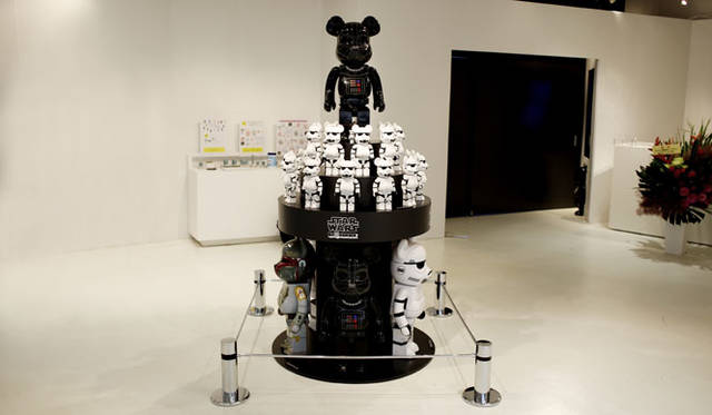 <strong>MEDICOM TOY｜メディコム・トイ</strong><br />「MEDICOM TOY EXHIBITION ’15」　中央／BE@RBRICK DARTH VADER™ CHROME Ver. 400％（全高約280mm）頒布価格8640円<br />© & ™ Lucasfilm Ltd.