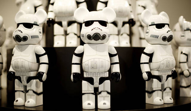 <strong>MEDICOM TOY｜メディコム・トイ</strong><br />「MEDICOM TOY EXHIBITION ’15」　BE@RBRICK STORMTROOPER™ CHROME Ver.400％（全高約280mm）　頒布価格8640円<br />© & ™ Lucasfilm Ltd.